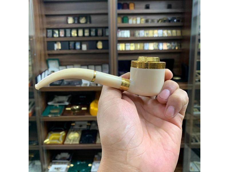 Tẩu ngà voi cán cong với đường nét uốn lượn